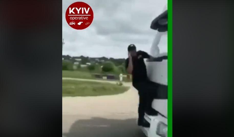 Інспектор запевняє, що водій його добре бачив і навіть намагався скинути / facebook.com/KyivOperativ Інспектор запевняє, що водій його добре бачив і навіть намагався скинути / facebook.com/KyivOperativ