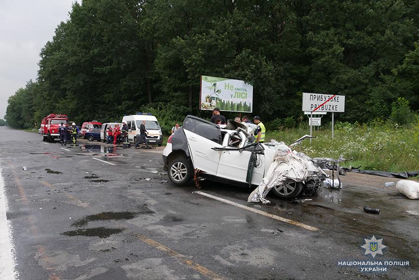 Унаслідок ДТП загинули троє людей / фото hm.npu.gov.ua Унаслідок ДТП загинули троє людей / фото hm.npu.gov.ua