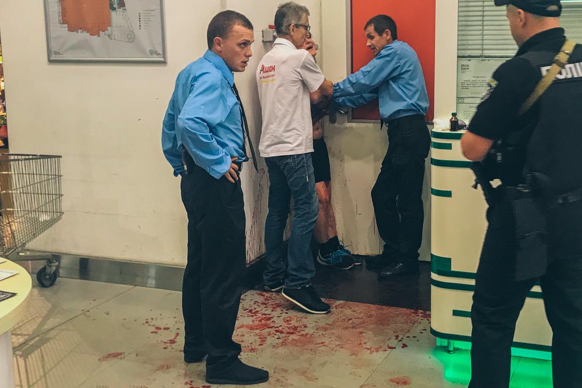 У столичному ТЦ жінка порізала собі вени / фото Максим Торпан / Інформатор У столичному ТЦ жінка порізала собі вени / фото Максим Торпан / Інформатор
