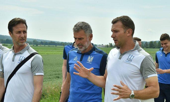 Андрій Шевченко, Андреа Малдера (ліворуч) і Мауро Тасотті продовжили контракти з ФФУ / ua-football.com Андрій Шевченко, Андреа Малдера (ліворуч) і Мауро Тасотті продовжили контракти з ФФУ / ua-football.com