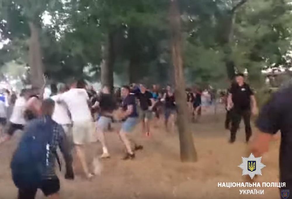 Постраждали двоє поліцейських / Кадр з відео поліції Постраждали двоє поліцейських / Кадр з відео поліції