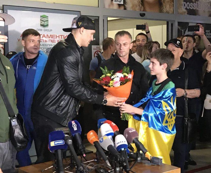Усика в Жулянах зустрічали з квітами/ isport.ua Усика в Жулянах зустрічали з квітами/ isport.ua