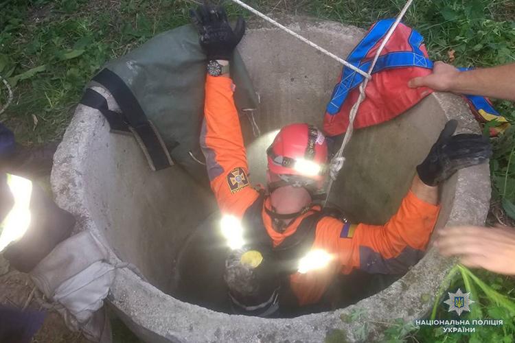 На Тернопільщині з 57-метрового колодязя дістали тіло мертвого чоловіка / фото ГУ НП Тернопілької області На Тернопільщині з 57-метрового колодязя дістали тіло мертвого чоловіка / фото ГУ НП Тернопілької області