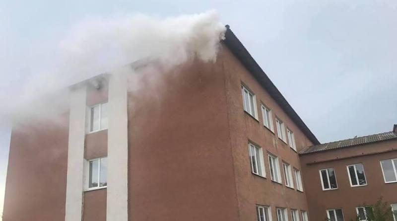 В селі Ліски в результаті удару блискавки сталося загоряння покрівлі в школі / фото bessarabiainform.com В селі Ліски в результаті удару блискавки сталося загоряння покрівлі в школі / фото bessarabiainform.com