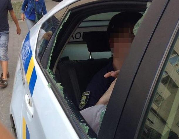 У дорозі дебошир розбив головою вікно службового автомобіля / фото НПУ У дорозі дебошир розбив головою вікно службового автомобіля / фото НПУ