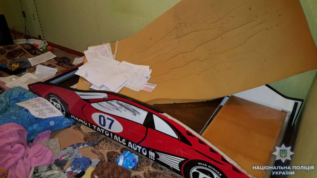 З місця злочину зникли деякі речі загиблої / фото mk.npu.gov.ua З місця злочину зникли деякі речі загиблої / фото mk.npu.gov.ua