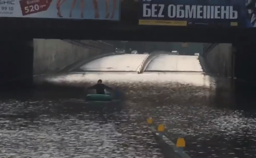 Киевлянин переплыл "озеро", образовавшееся на Дорогожичах, на лодке / скриншот