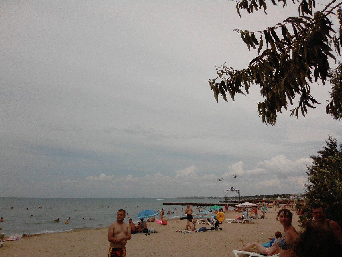 Над головами пляжников летали военные вертолеты / фото RoksolanaToday&Крым, Twitter