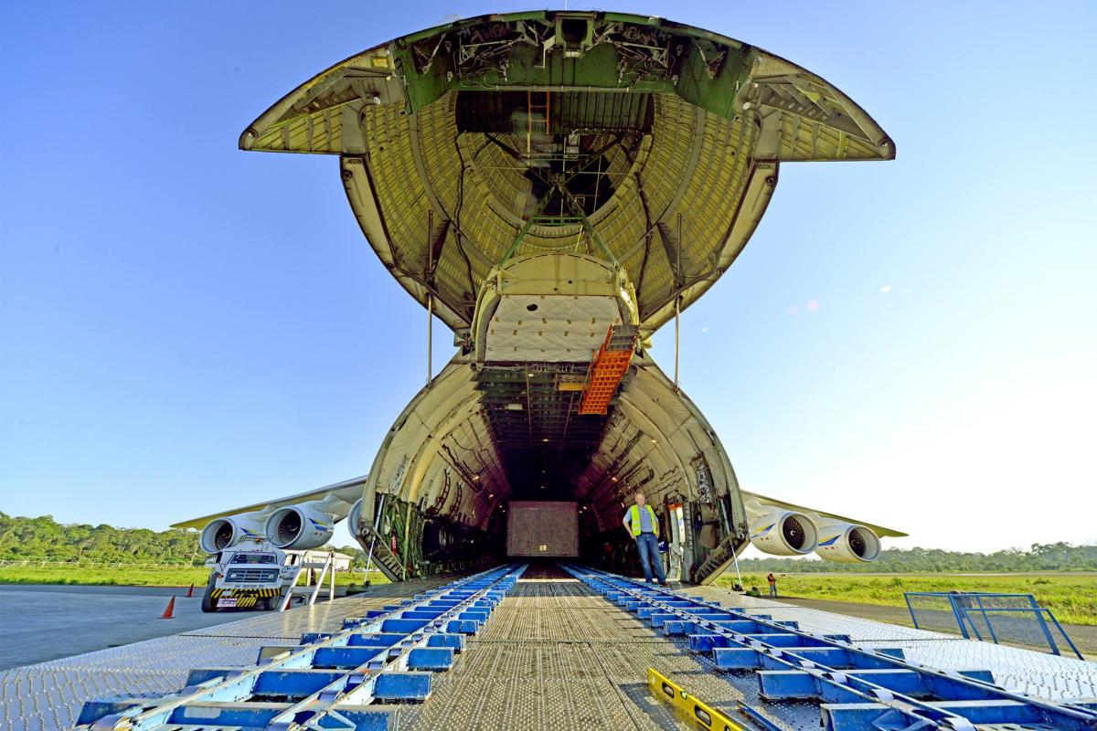 Самолет "Мрия" перевез 12 генераторов / фото facebook.com/antonov.company Самолет "Мрия" перевез 12 генераторов / фото facebook.com/antonov.company