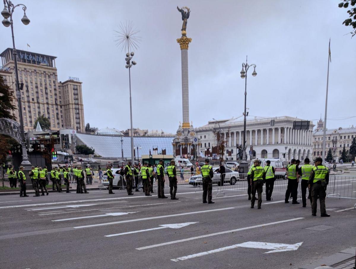 Відрізок Хрещатика від Майдану Незалежності до Європейської площі охороняють правоохоронці / фото УНІАН Відрізок Хрещатика від Майдану Незалежності до Європейської площі охороняють правоохоронці / фото УНІАН