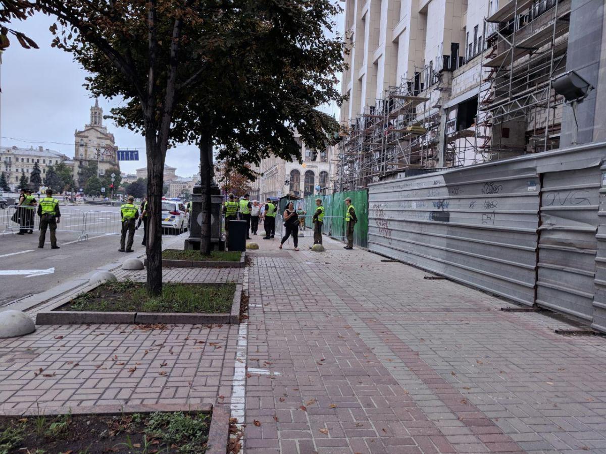 На Хрещатику поліція перевіряє людей металошукачами / фото УНІАН На Хрещатику поліція перевіряє людей металошукачами / фото УНІАН