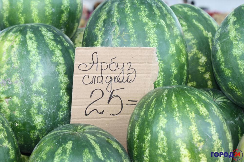 Ціни на ринку Феодосії у російських рублях/ фото "Город24" Ціни на ринку Феодосії у російських рублях/ фото "Город24"