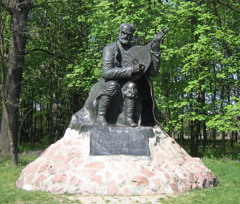 Пам'ятник Остапу Вересаю Сокиринського парку / Фото uk.wikipedia.org