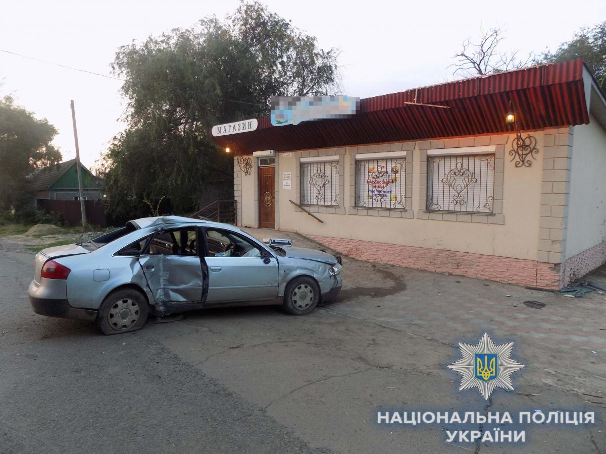 В Одесской области авто врезалось в стену магазина / фото od.npu.gov.u В Одесской области авто врезалось в стену магазина / фото od.npu.gov.u