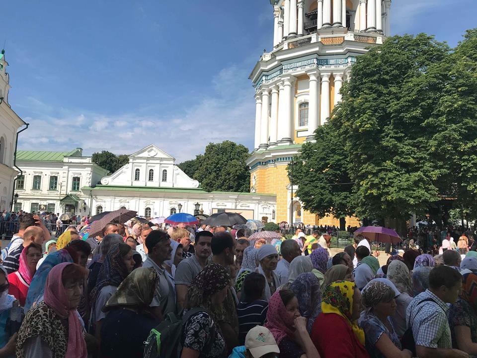 8 святынь в Киеве: паломники рассказали, почему часами стоят в очереди к мощам и иконам (фото)