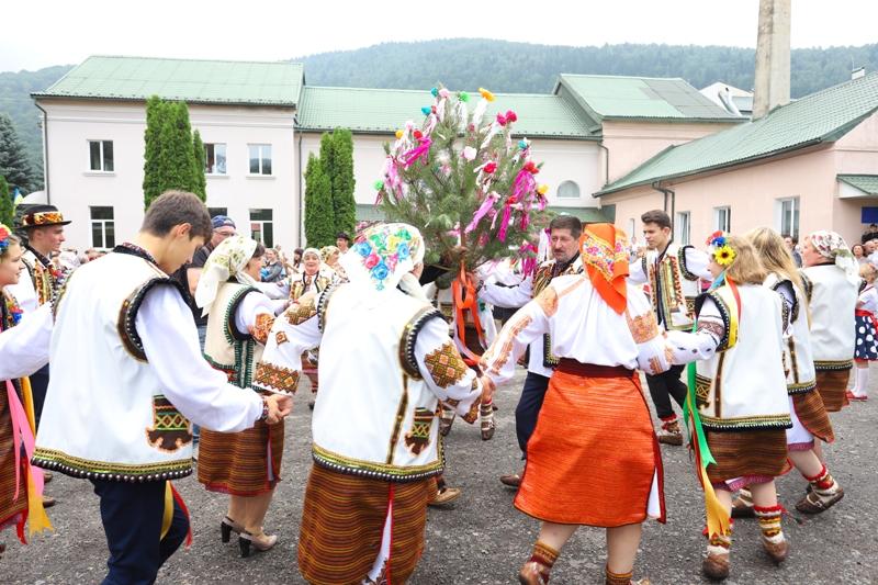 Гости исполняют традиционный свадебный танец с деревцем / пресс-служба