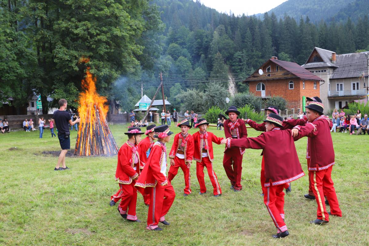 В этом году в Карпатах установили рекорд на самый продолжительный гуцульский танец аркан / пресс-служба