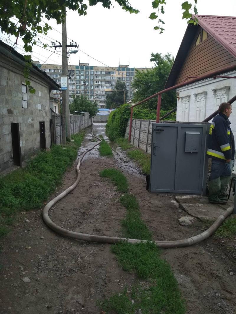 Рятувальники відкачують воду за допомогою мотопомпи / фото ДСНС України у Дніпропетровській області Рятувальники відкачують воду за допомогою мотопомпи / фото ДСНС України у Дніпропетровській області