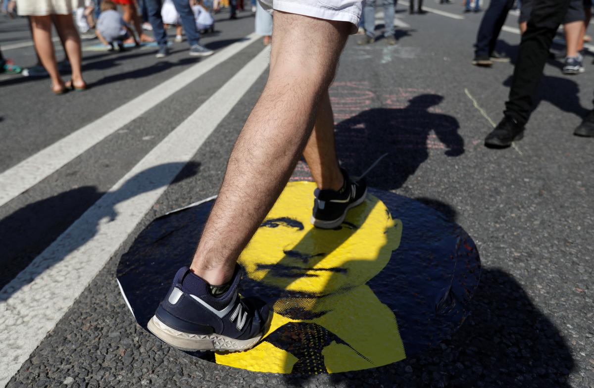 Песков считает, что украинцам искусственно насадили "русофобские антитела" / фото REUTERS