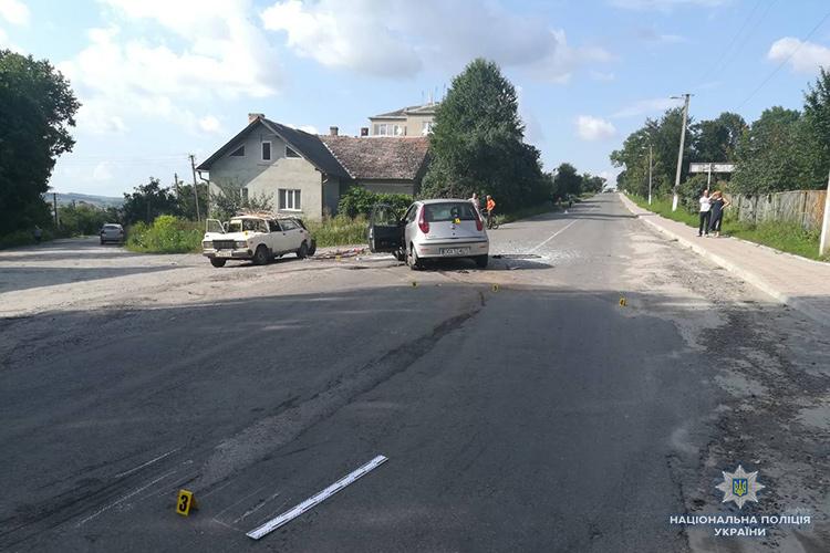 У іномарці на момент ДТП перебувало два хлопці \ Нацполіція У іномарці на момент ДТП перебувало два хлопці \ Нацполіція