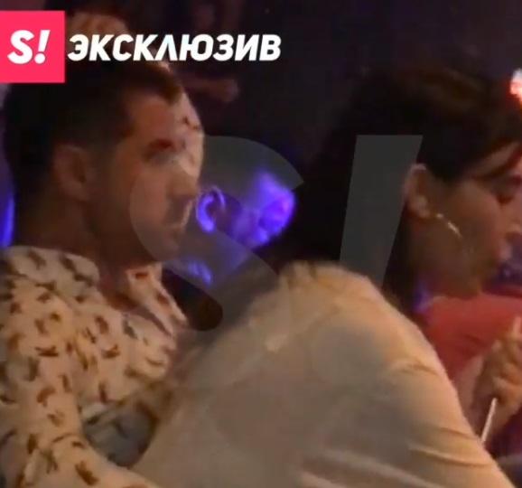 Чоловіка Ані Лорак помітили в компанії стрункої брюнетки / Скріншот Чоловіка Ані Лорак помітили в компанії стрункої брюнетки / Скріншот