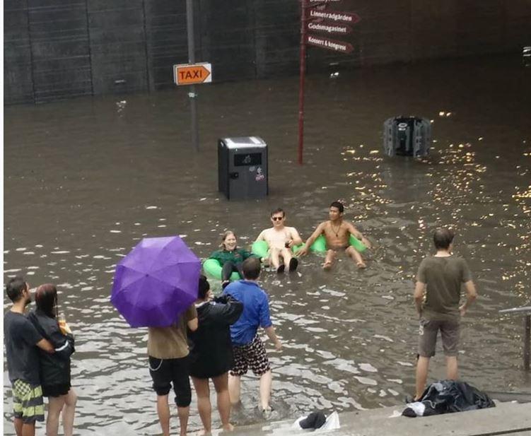 Шведы не упустили возможности поплавать на железнодорожном вокзале / Instagram - lil_burk_
