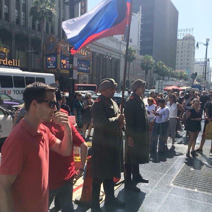 "Красная армия" на страже покореженной звезды Трампа / Twitter/Patti "Красная армия" на страже покореженной звезды Трампа / Twitter/Patti