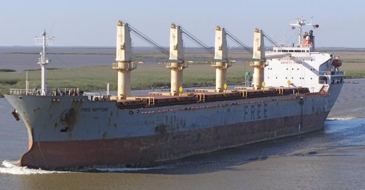 Моряки несколько лет вынужденно выживали на брошенном греческим оператором судне в Омане / Фото: fairplay.ihs.com Моряки несколько лет вынужденно выживали на брошенном греческим оператором судне в Омане / Фото: fairplay.ihs.com