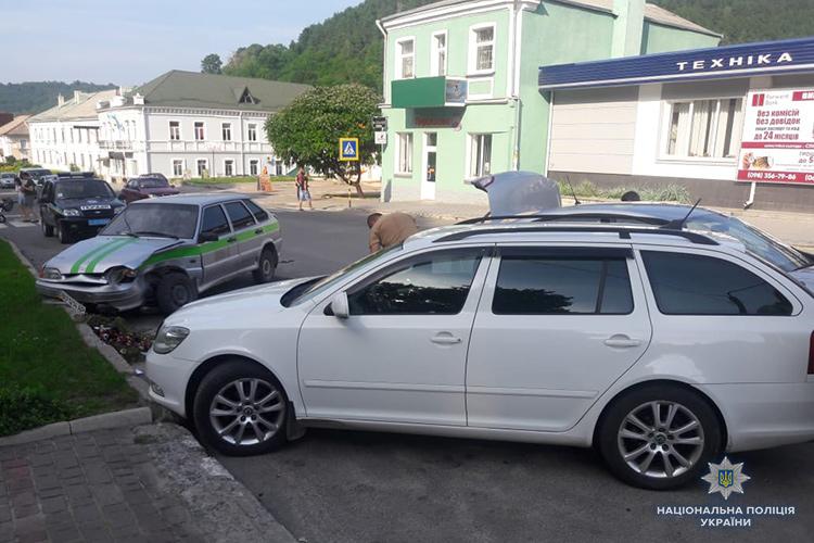 В результаті автомобіль з'їхав з проїжджої частини на парковку \ Нацполіція