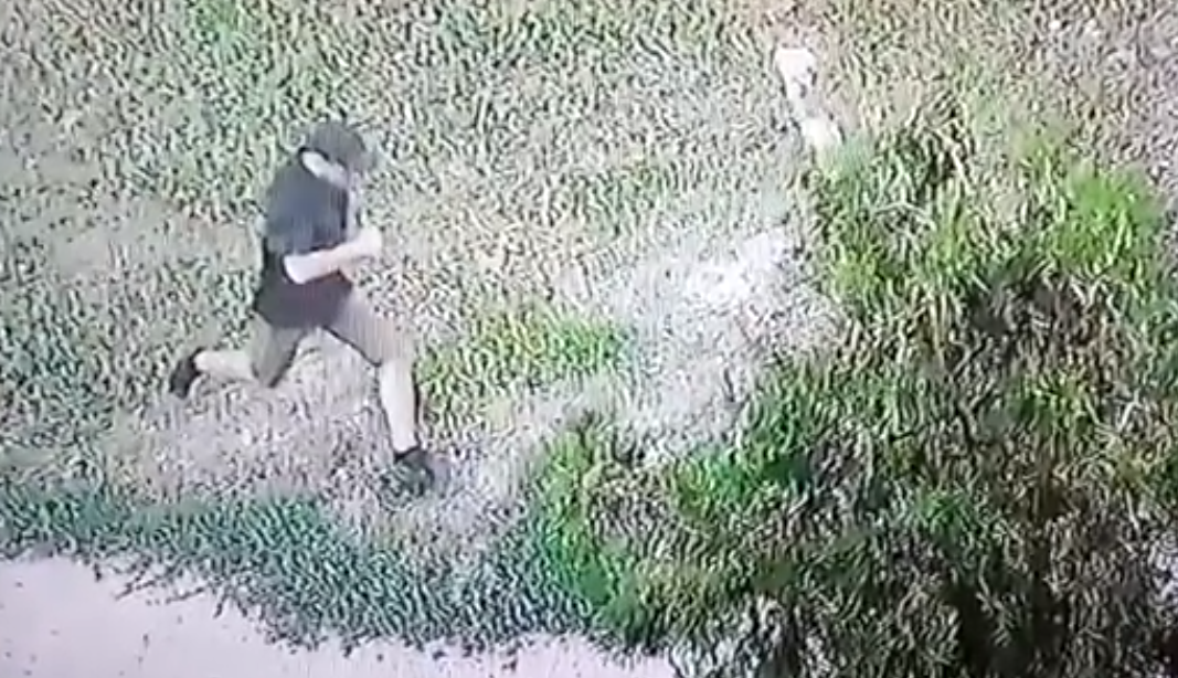 Полиция разыскивает нападавшего / фото facebook.com/khersonpolice.official