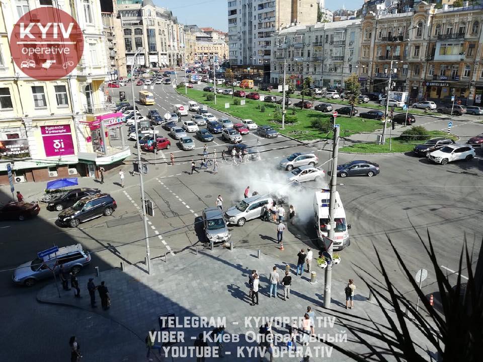 У центрі Києва внаслідок потрійної ДТП загорівся автомобіль / фото Київ оперативний У центрі Києва внаслідок потрійної ДТП загорівся автомобіль / фото Київ оперативний