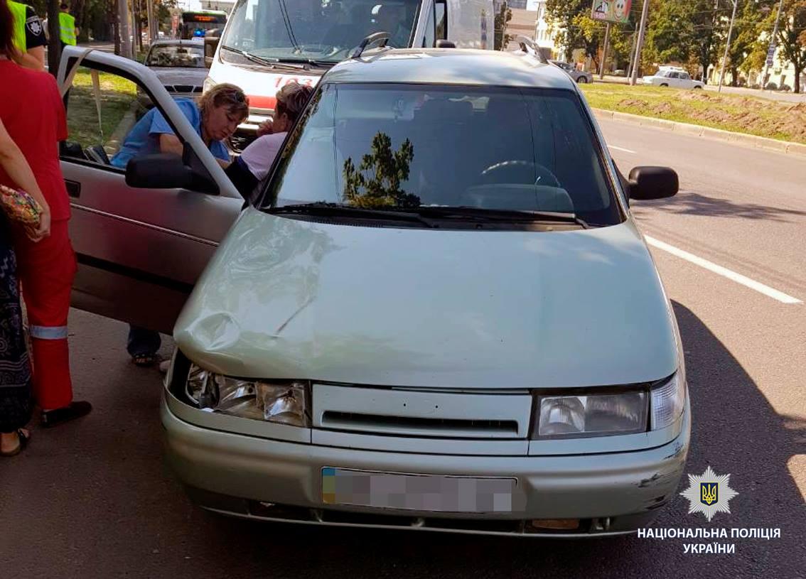 За рулем легковушки была 50-летняя женщина / фото facebook.com/police.kharkov За рулем легковушки была 50-летняя женщина / фото facebook.com/police.kharkov