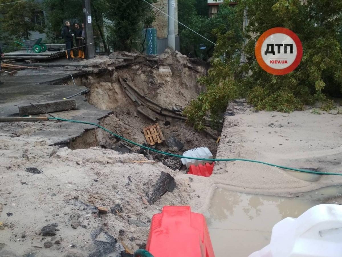 Фото В Киеве смыло путепровод 25 июля 2018