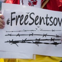 В центре Москвы активисты повесили баннер в поддержку Сенцова (фото)