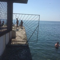 "Забор вносит покой в души русо-туристов": появились свежие фото пляжа в оккупированном Крыму