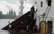 На судоверфи в Херсоне загорелся корабль