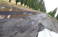 Соцсети встревожены смертельно опасными ямами на трассе из Николаева в курортный Очаков (фото)