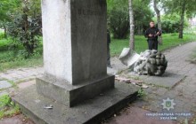 Бюст Пушкина в Золочеве не ломали вандалы, он развалился от старости - полиция