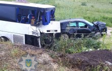У перекинутий на Рівненщині автобус врізався Mercedes, загинув екс-посадовець Держгеонадр (фото)