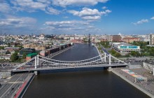 У Москві футбольний фанат виліз на опору моста і розбився, впавши з величезної висоти