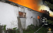 На Тернопільщині рятувальники понад 2 год гасили пожежу складу зернових (Фото)