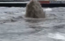 На пляжі в Одесі забив величезний гейзер з бруду (відео)