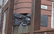 Тернополяни шоковані спорудженням літнього майданчику бару поблизу барельєфу В’ячеслава Чорновола (фото)