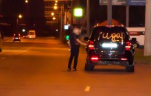У Дніпрі жінка написала "П***р" на авто невірного чоловіка й врізалася в нього - ЗМІ (фото)
