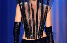 "Голі" сукні та жилети із пластику: у Парижі проходить тиждень високої моди (фото)