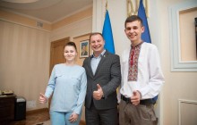 На Тернопільщині школярі, які здали ЗНО на 200 балів, отримали від голови ТОДА іменні годинники та грошові премії (фото)