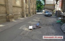 В Николаеве с улицы несколько часов не могут убрать труп - СМИ