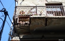 У центрі Івано-Франківська обвалився балкон із пенсіонеркою (фото, відео)
