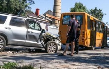 У центрі Києва позашляховик влетів у маршрутку: постраждали п'ятеро пасажирів
