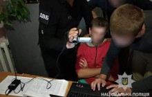 Погрози виявилися фейком: на Прикарпатті затримали молодика, який "взяв у заручники" 20 дітей